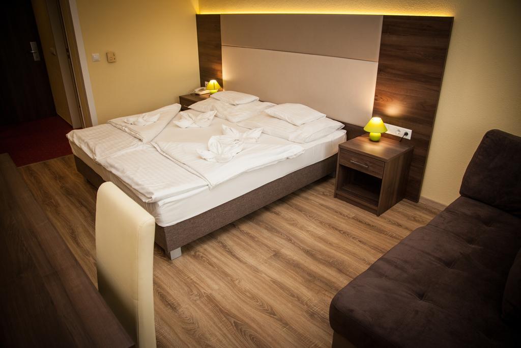 Jade Hotel-Ezüsthíd Hotel Veszprém Kültér fotó