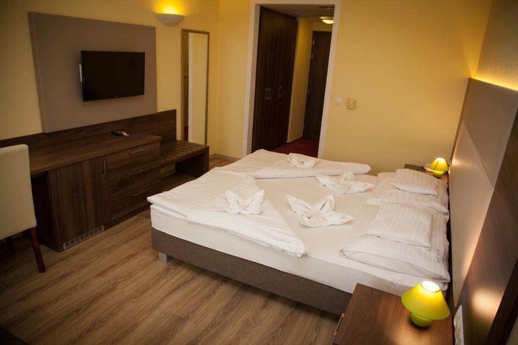 Jade Hotel-Ezüsthíd Hotel Veszprém Kültér fotó