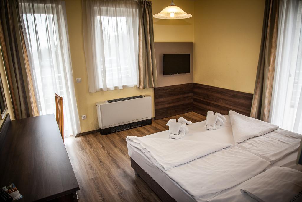 Jade Hotel-Ezüsthíd Hotel Veszprém Kültér fotó