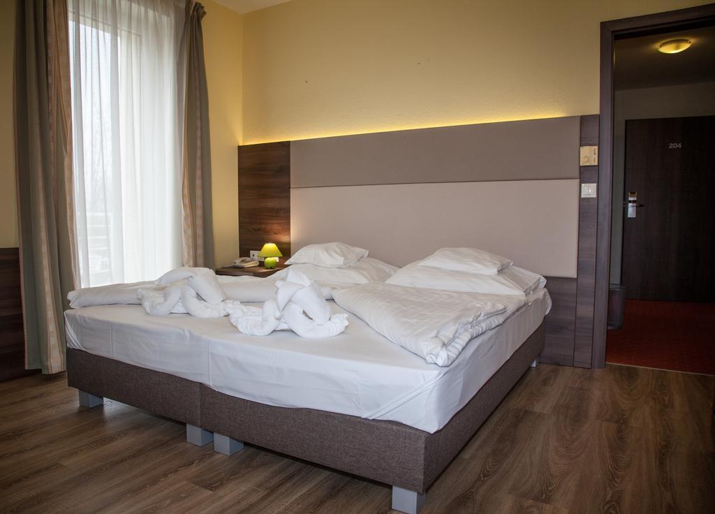 Jade Hotel-Ezüsthíd Hotel Veszprém Kültér fotó